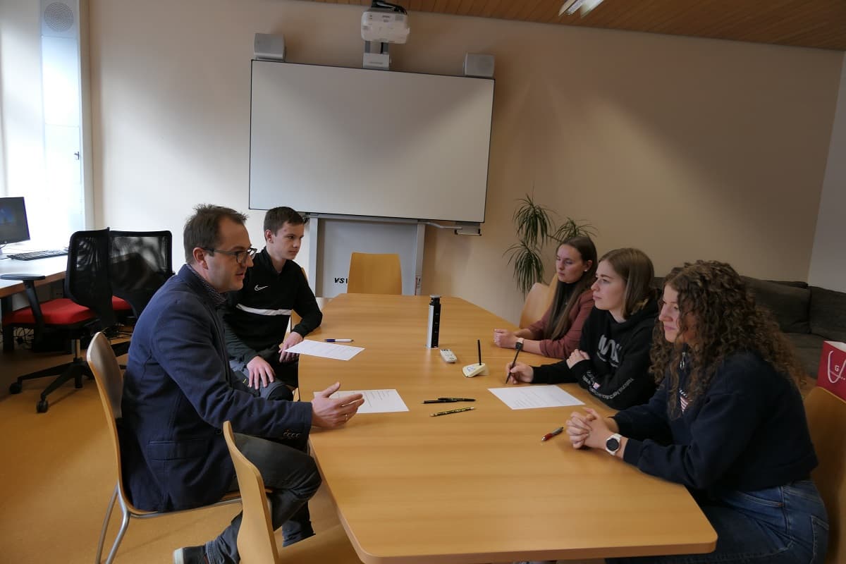 Lehrer und Schüler im Gespräch