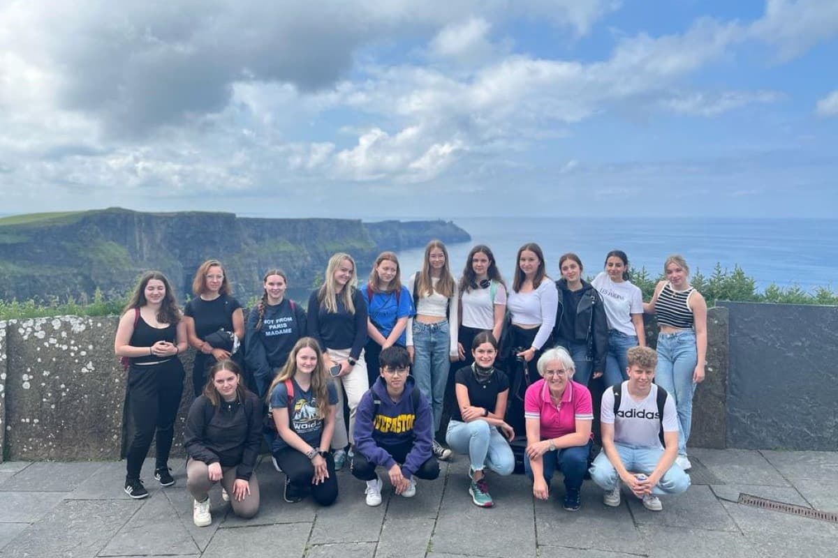 Schülergruppe an der Küste