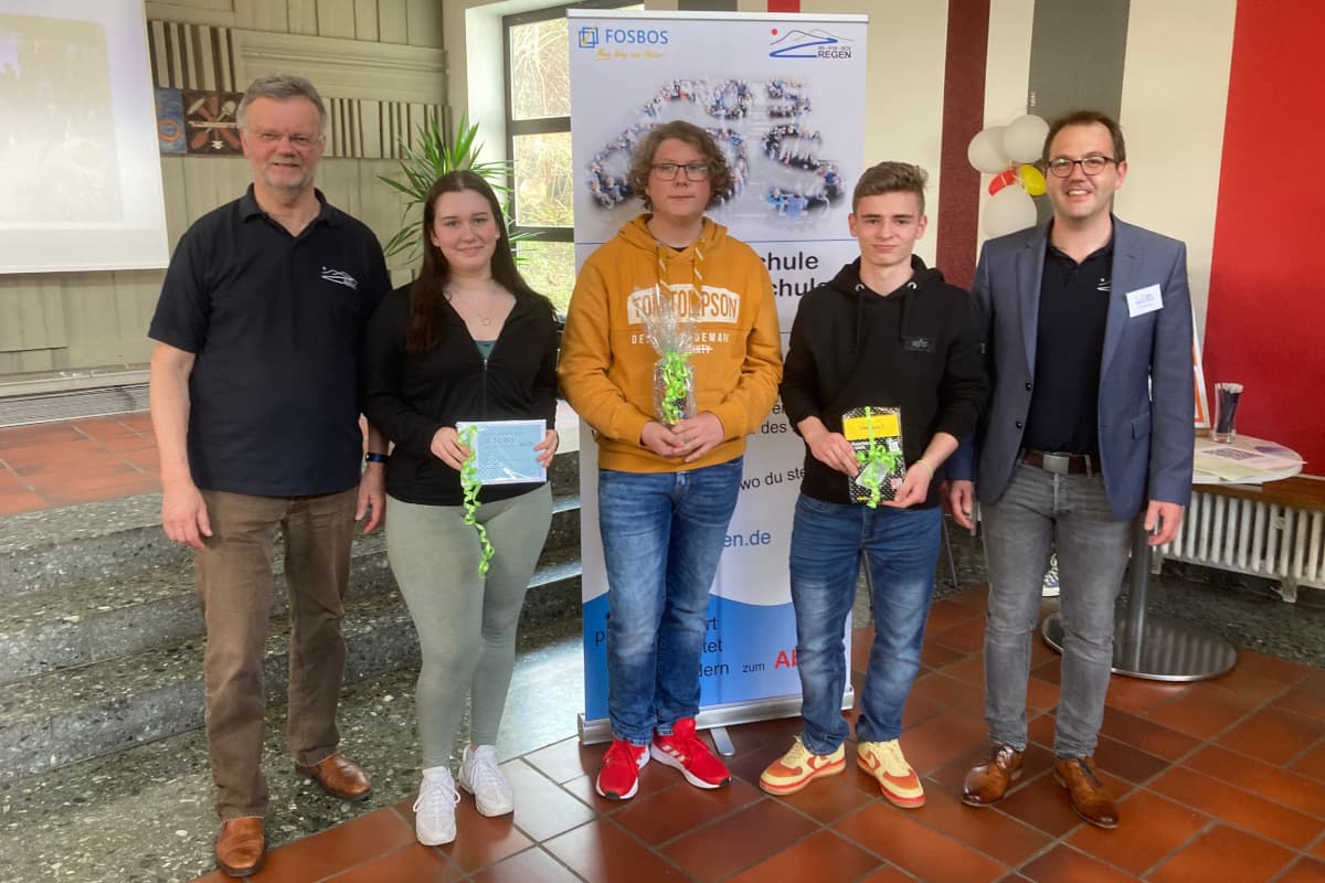 Schulleiter mit Siegern der Verlosung