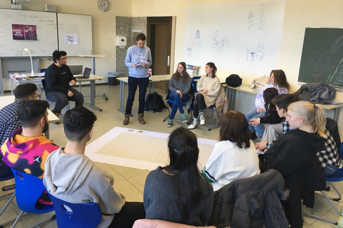 Personen im Klassenzimmer