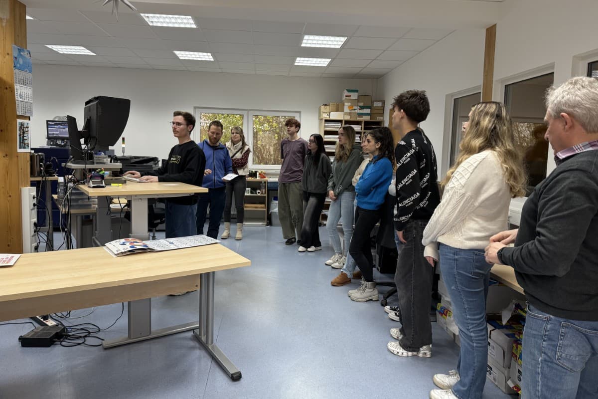 Schülergruppe im Betrieb