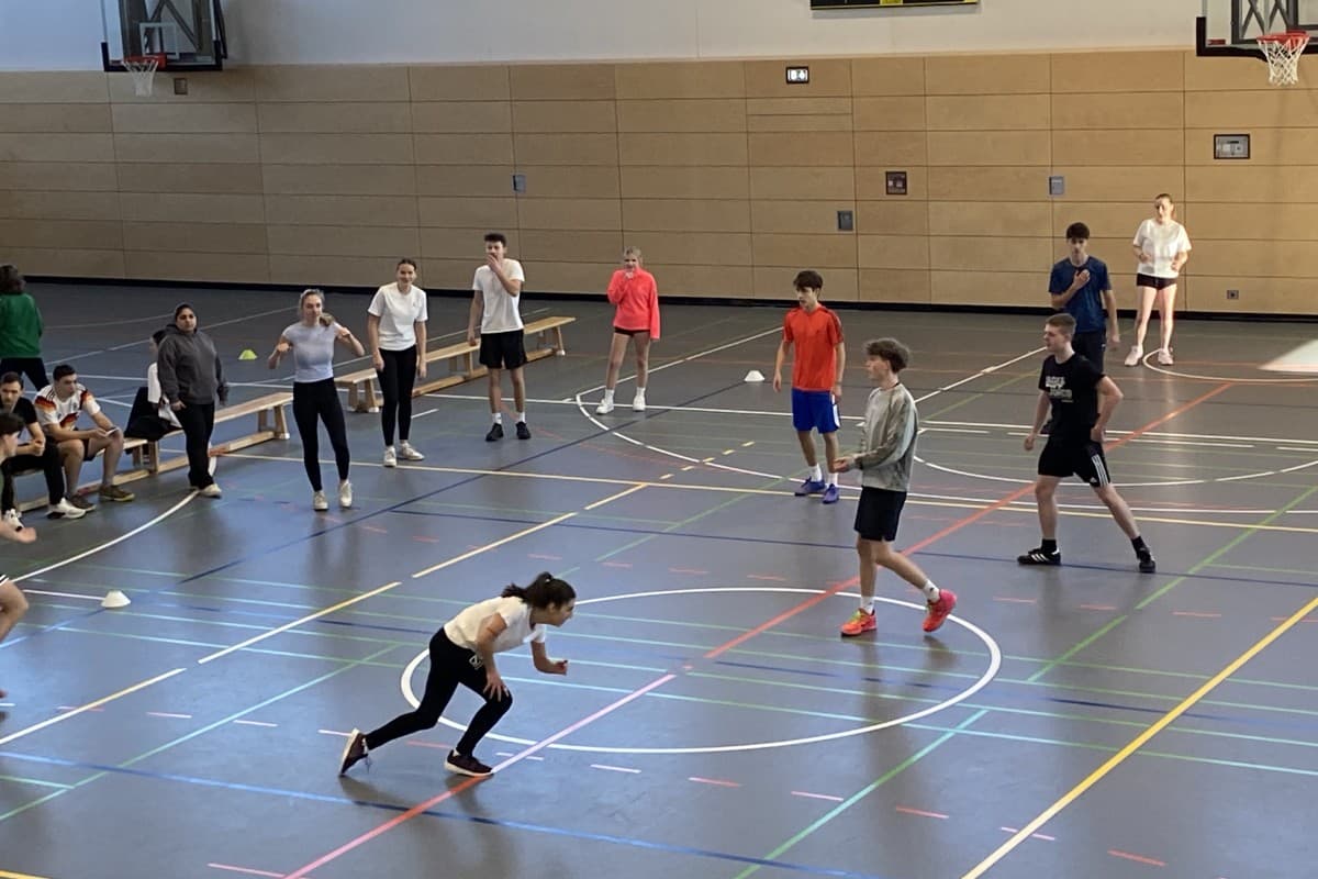 Schüler beim Völkerball