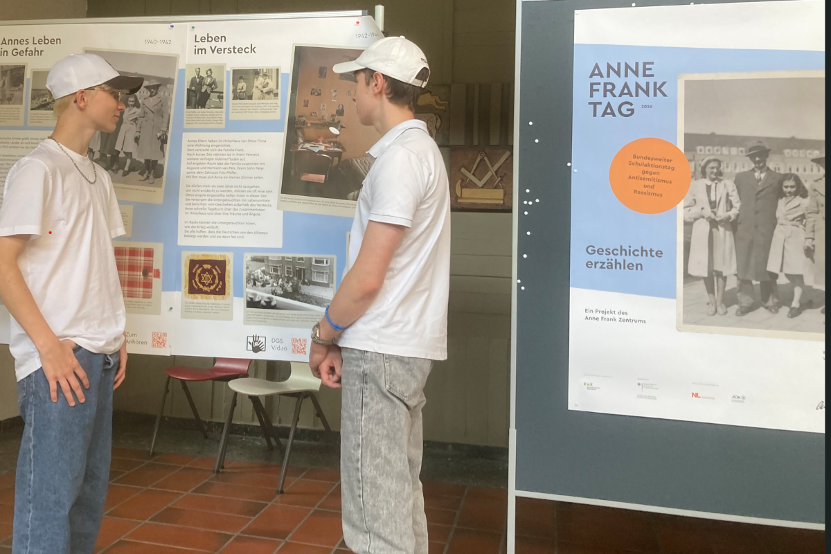 Schüler vor der Anne Frank Ausstellung