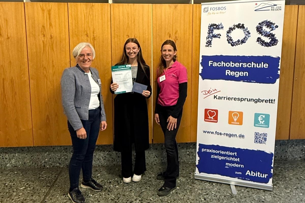 ausgezeichnete Schülerin mit Lehrkräften