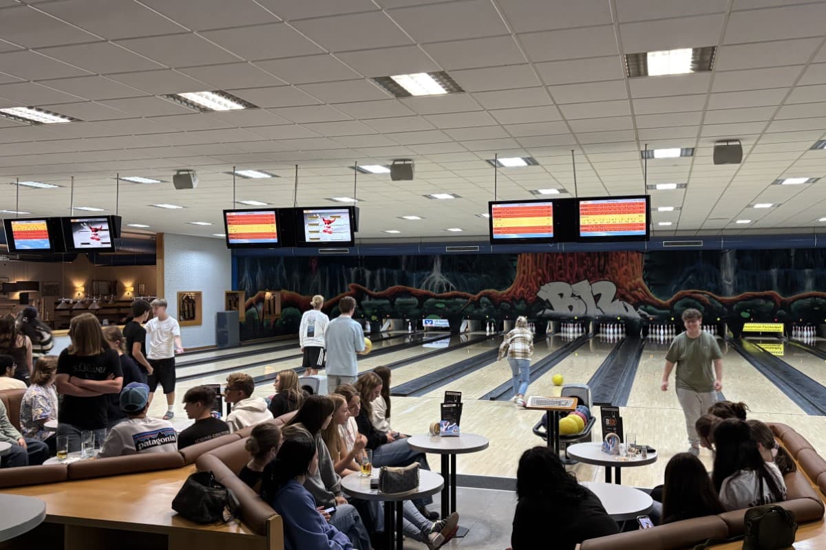 Schülergruppe beim Bowlen